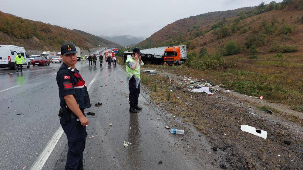 TIR, yolcu otobüsü, polis aracı ve otomobiller çarpıştı: 3 ölü, 10 yaralı 8